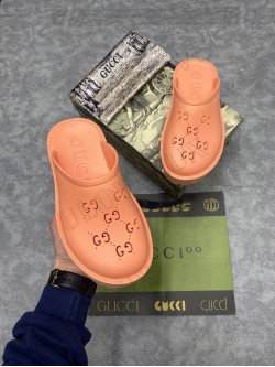 Gucci flip-flop 18