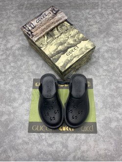 Gucci flip-flop 22