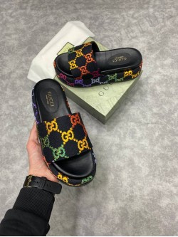 Gucci flip-flop 23