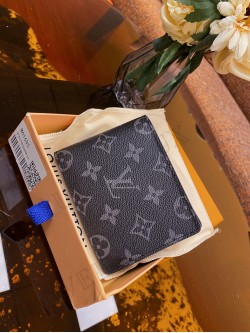 LV wallet 11