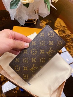 LV wallet 15